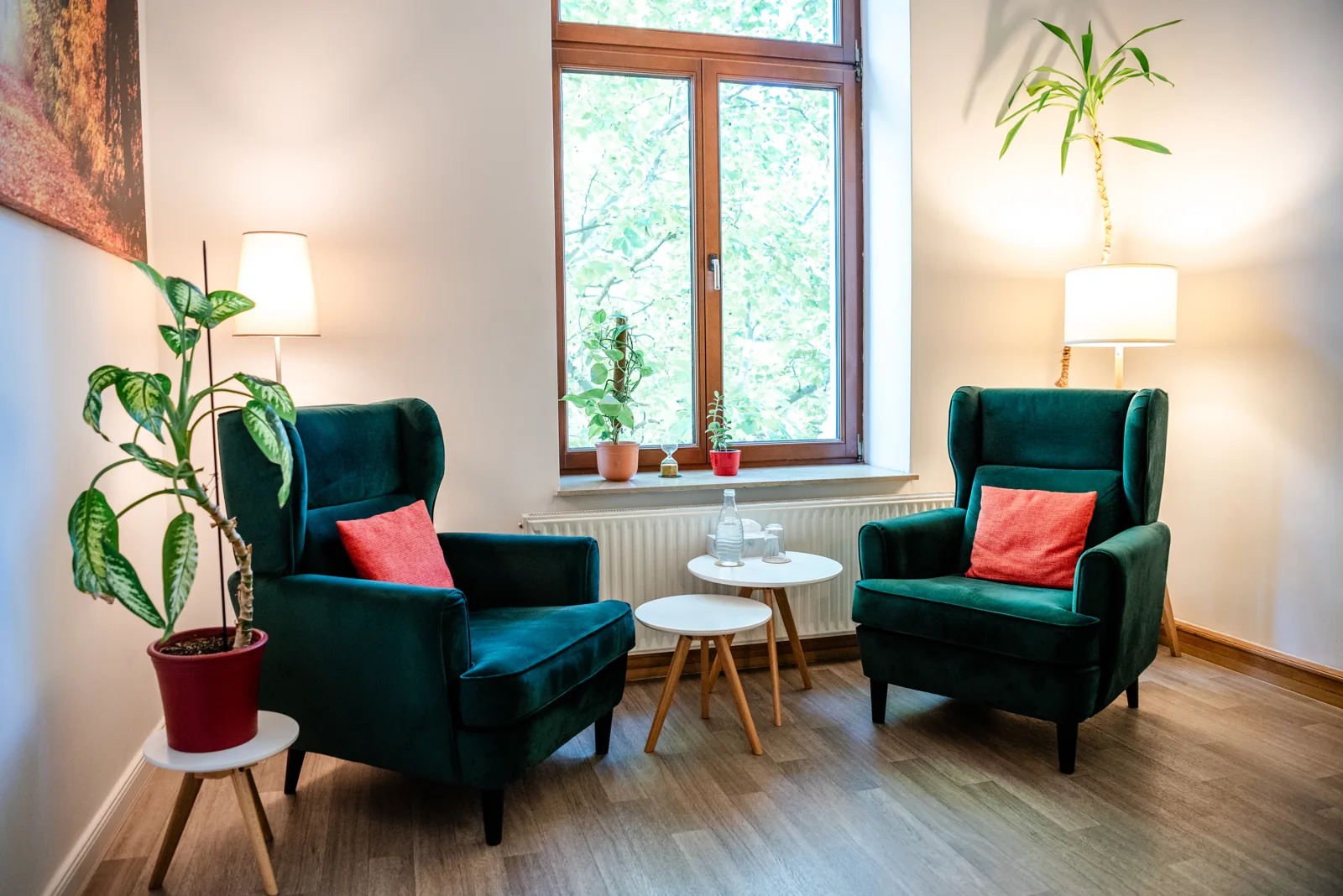 Therapieraum mit grünen Sesseln und Pflanzen